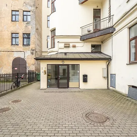 Embassy Area, Spacious 2br Apartment Riga