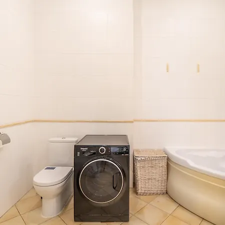Embassy Area, Spacious 2br Apartment Riga