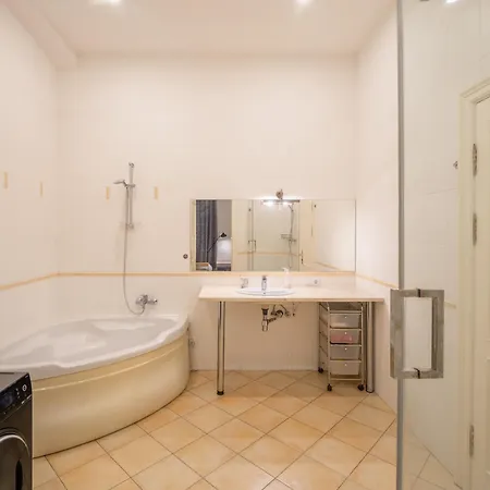 Embassy Area, Spacious 2br Apartment Riga